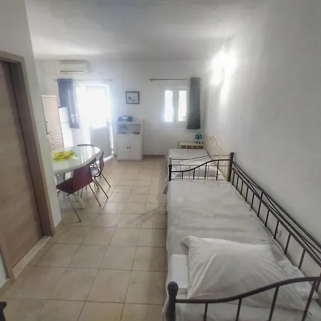Minimalistic Oasis By The Sea In Stanici بيت للعطل